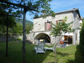 Cozy holiday home on the river Le Lignon La Souche